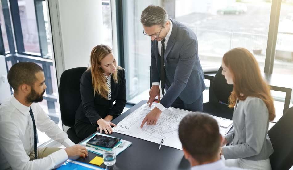 Empleados trabajando en plan de continuidad de negocio